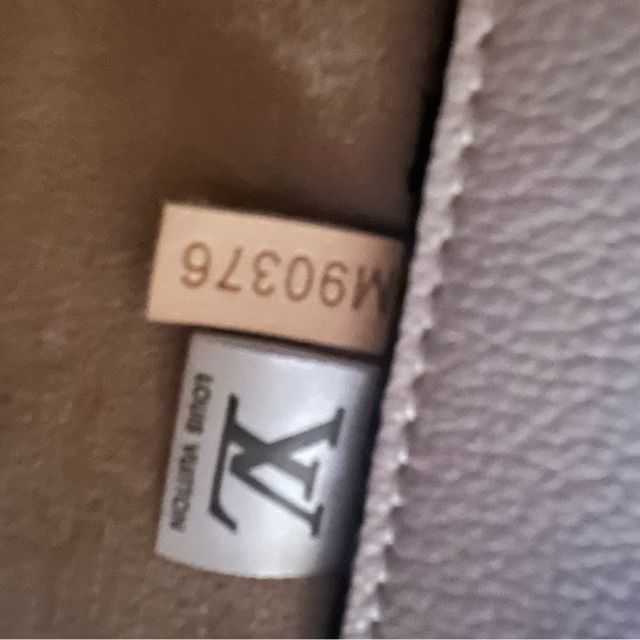 Lv hobo. Length 20”. 16” tall to the top of the strap. - Picture 12 of 12